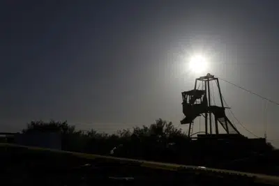 ARCHIVO - Una torre utilizada por un equipo de rescate para ingresar a la mina Pinebete al atardecer en Sabinas, estado de Coahuila, México, el 4 de agosto de 2022. Las autoridades mexicanas anunciaron el jueves 25 de mayo de 2023 que arrestaron y procesaron al dueño de la mina de carbón por explotación ilegal de la mina El Pinabete donde diez mineros quedaron atrapados el año pasado. (Foto AP/Alfredo Lara, Archivo)