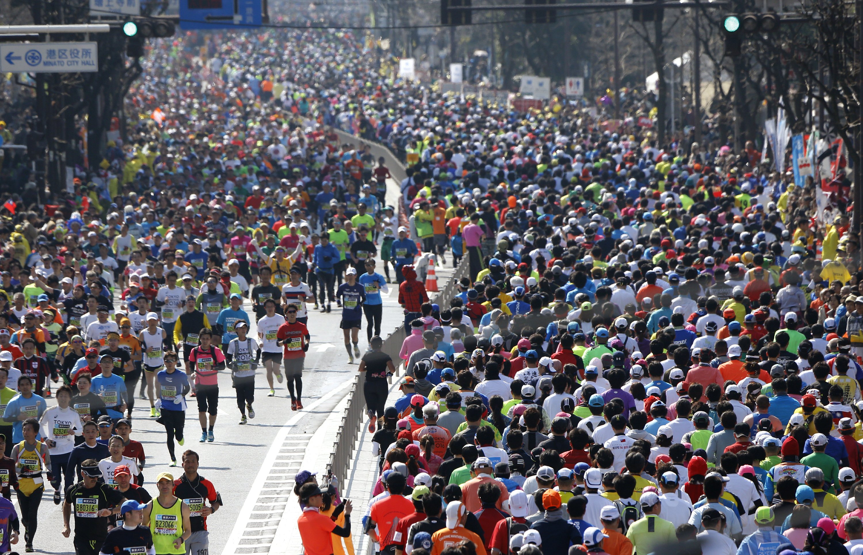 Токийский марафон. Марафон в Токио. Фото с марафона в Токио 24 году. Фото Токио с жителями на спортивных мероприятиях.