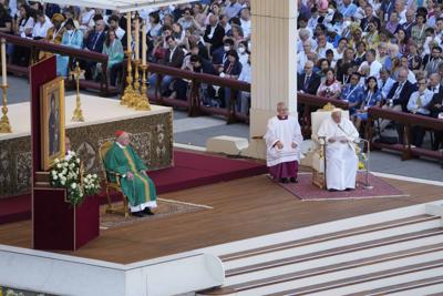 El papa Francisco, a la derecha, preside una misa oficiada por el cardenal estadounidense Kevin Joseph Farrell en la Plaza de San Pedro, en el Vaticano, dedicada a los participantes en el Encuentro Mundial de las Familias, el sábado 25 de junio de 2022. (AP Foto/Andrew Medichini)
