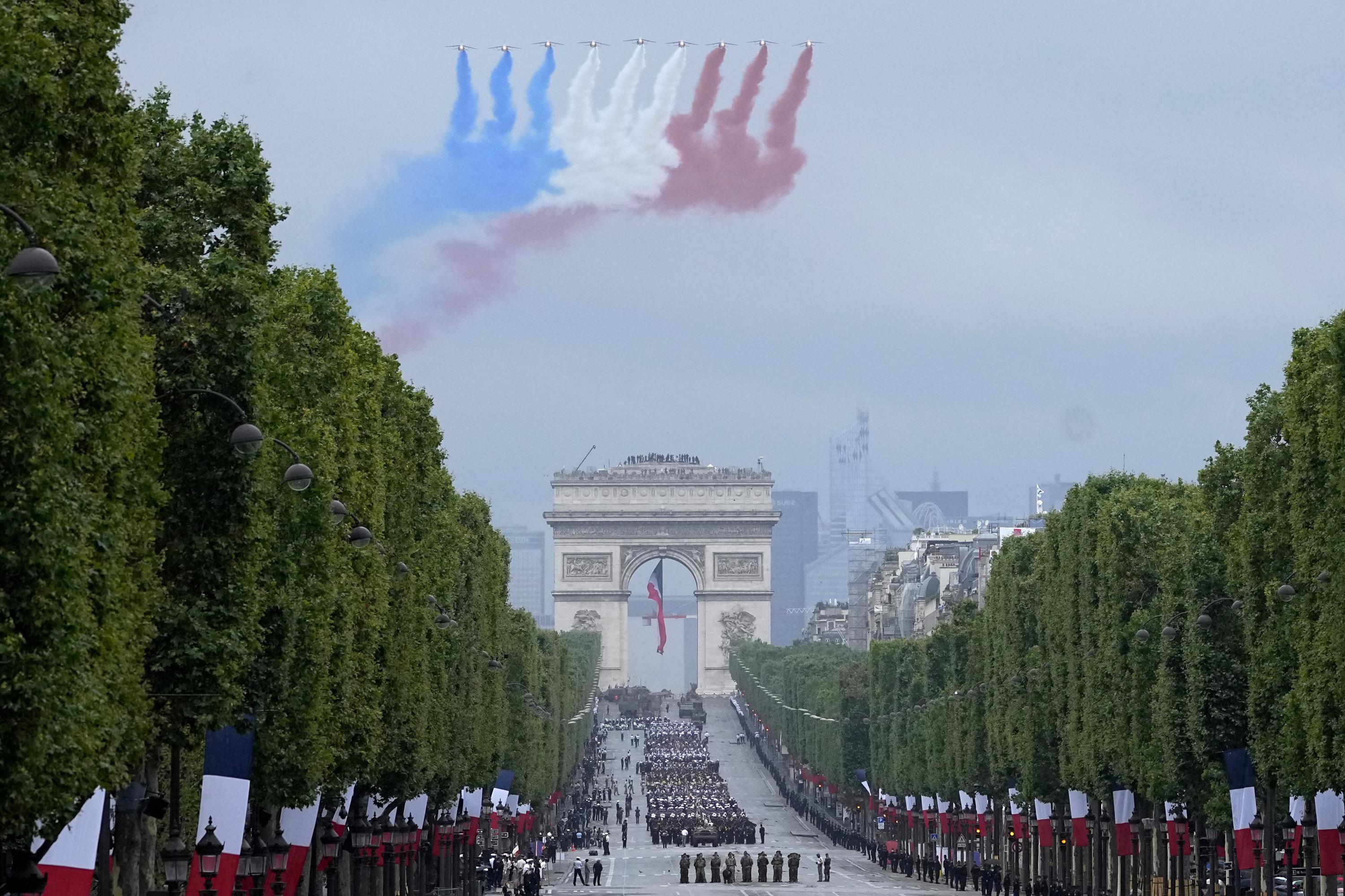 La France célèbre le 14 juillet au milieu des peurs et des tensions virales