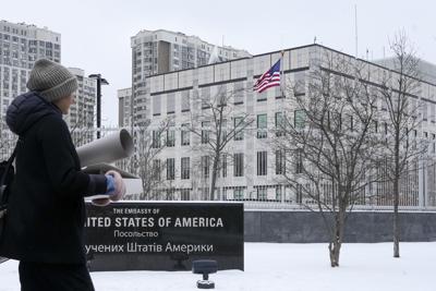 Una mujer pasa por delante de la embajada de Estados Unidos en Kiev, Ucrania, el 24 de enero de 2022. (AP Foto/Efrem Lukatsky)