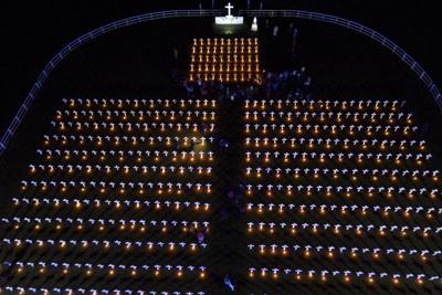 Velas iluminan cruces en un campo en Pilar, Agentina, durante un evento para recordar a los soldados argentinos muertos en la Guerra de las Malvinas, en ocasión del 40mo aniversario del conflicto entre Argentina y Gran Bretaña por el control del remoto archipiélago en el Pacífico sur, el sábado, 2 de abril del 2022.  (AP Foto/Natacha Pisarenko)