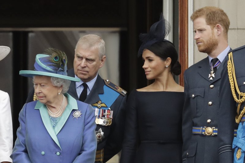 New Year New Headache For Queen With Harry And Meghan Rift