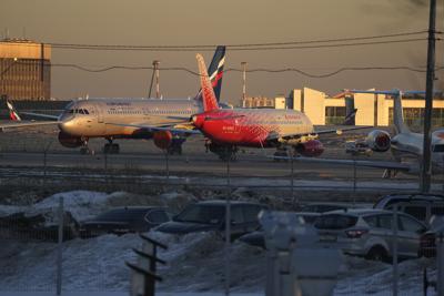 ARCHIVO - Aviones de pasajeros de Aeroflot están estacionados en el aeropuerto Sheremetyevo, en las afueras de Moscú, Rusia, el 1 de marzo de 2022. (AP Foto/Pavel Golovkin, archivo)