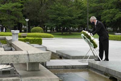 El presidente del Comité Olímpico Internacional, Thomas Bach, deposita una corona de flores en el Memorial a las víctimas de Hiroshima, el 16 de julio de 2021, en Hiroshima, Japón. (AP Foto/Eugene Hoshiko, Pool)