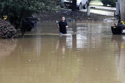 Michael Halbert camina por su vecindario inundado en Pelham, Alabama, el jueves 7 de octubre de 2021. (AP Foto/Jay Reeves)