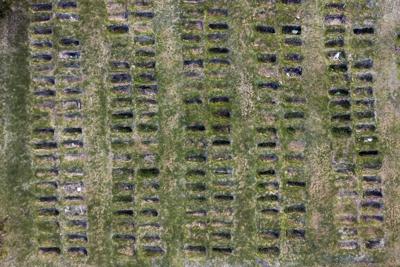 Tumbas recién excavadas en el Cementerio del Norte en medio de la pandemia del nuevo coronavirus en Montevideo, Uruguay, el viernes 11 de junio de 2021. El incremento que Uruguay vive de contagios y muertos por COVID-19 en lo que va del año ha transformado a los cementerios del país. (Foto AP/Matilde Campodónico)