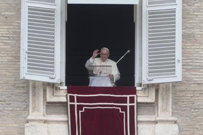 El Papa Francisco pronuncia la oración del mediodía Regina Coeli desde la ventana de su estudio con vista a la Plaza de San Pedro en el Vaticano, el domingo 29 de 2002. (AP Foto/Gregorio Borgia)
