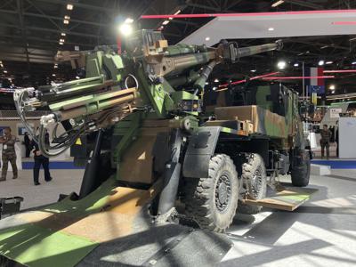 Una pieza de artillería francesa César exhibida en la feria comercial de seguridad y defensa terrestre y aérea Eurosatory, el 13 de junio de 2022 en Villepinte, Francia. (Foto AP/Jeffrey Schaeffer)