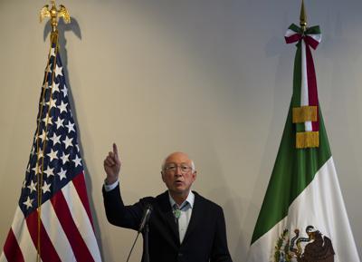 El embajador de Estados Unidos en México, Ken Salazar, habla en una conferencia de prensa en la Ciudad de México el 9 de octubre del 2021.  (AP Foto/Fernando Llano)