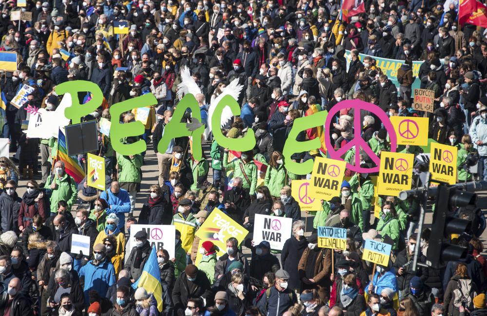 La gente participa en una protesta contra el conflicto de Ucrania en Hamburgo, Alemania, el domingo 13 de marzo de 2022. (Daniel Bockwoldt/dpa vía AP)