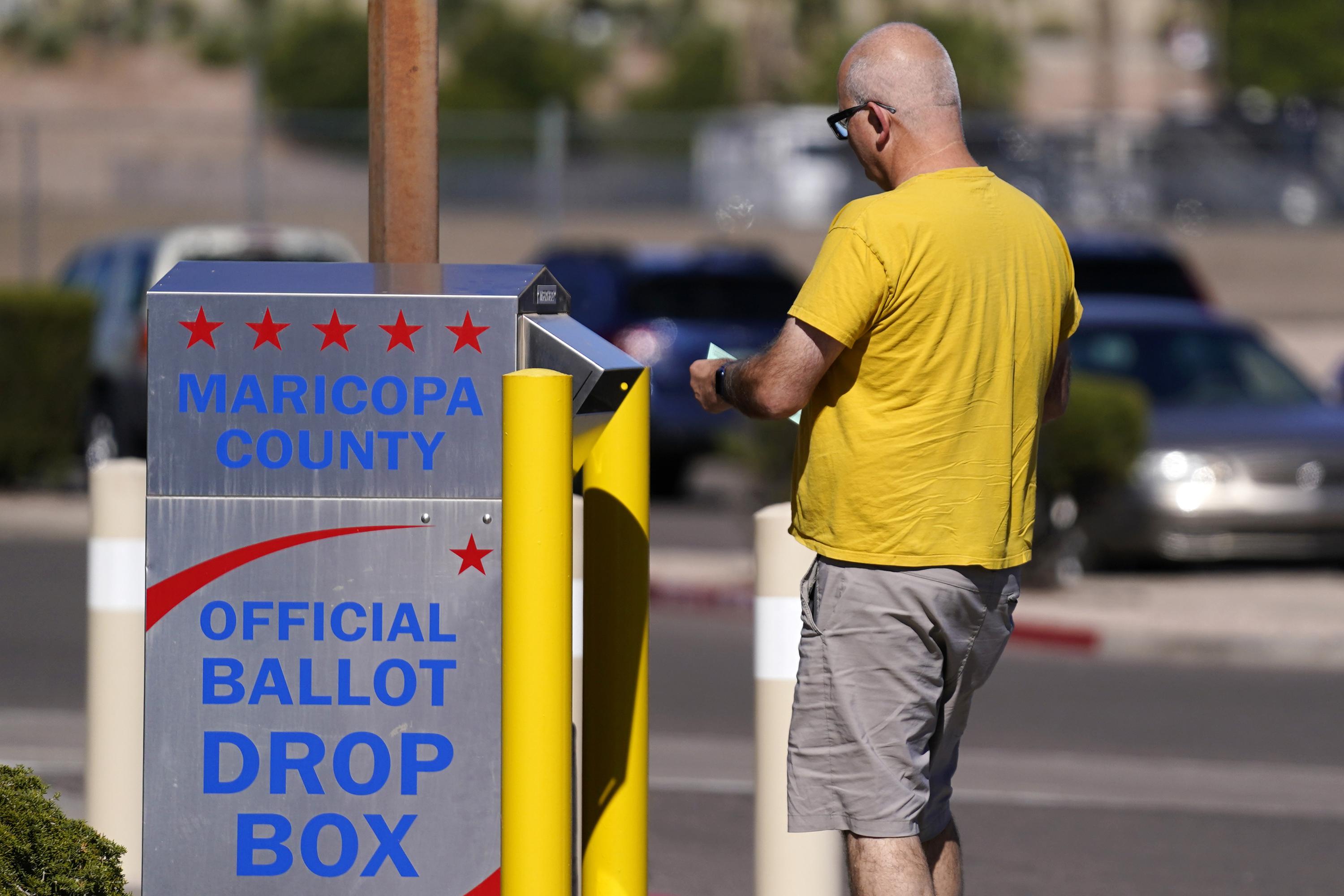 Group can monitor Arizona ballot drop boxes, US judge rules - The Associated Press - en Español