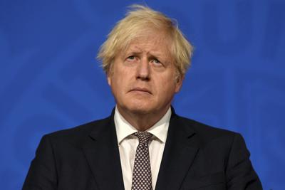 El primer ministro británico Boris Johnson habla durante una conferencia de prensa sobre el coronavirus en Downing Street, Londres, el lunes 5 de julio de 2021. (Daniel Leal-Olivas/Pool Photo vía AP)