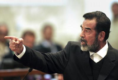 El ex presidente iraquí Saddam Hussein en su juicio en Bagdad el 29 de enero del 2006.  (Foto AP/Darko Bandic)