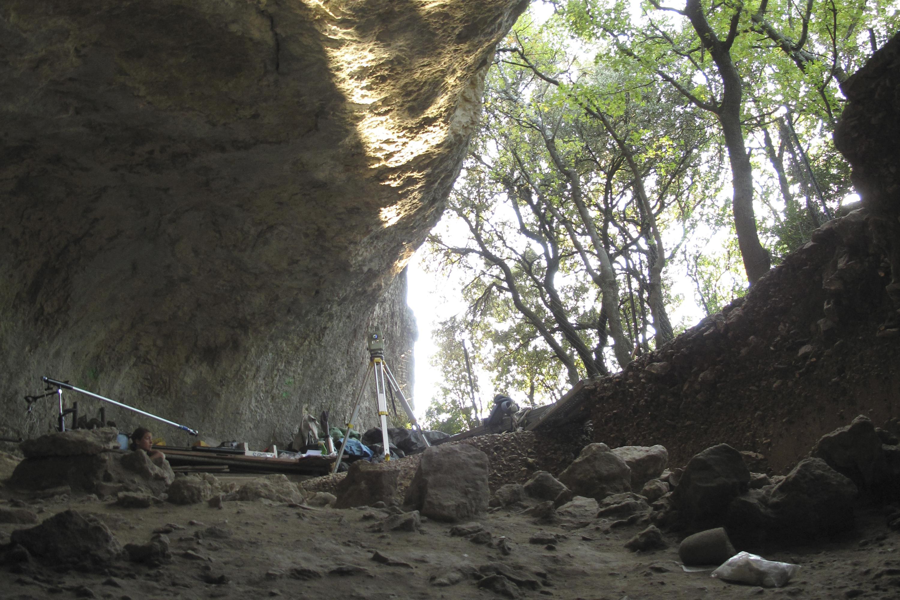 French Cave Tells New Story About Neanderthals Early Humans AP News   3000 