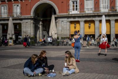 Un grupo de mujeres platican en la Plaza Mayor, en el centro de Madrid, España, el 10 de febrero de 2022. (AP Foto/Manu Fernández)