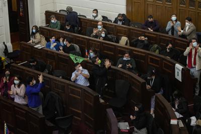 Los miembros de la Convención Constitucional celebran tras la votación final de las reformas constitucionales, en la antigua sede del Congreso Nacional, en Santiago, Chile, el martes 14 de junio de 2022. La convención constituyente del país sudamericano votó los últimos artículos de la nueva Constitución que deben ser aprobados o rechazados en un plebiscito este año. (Foto AP/Esteban Félix, Archivo)