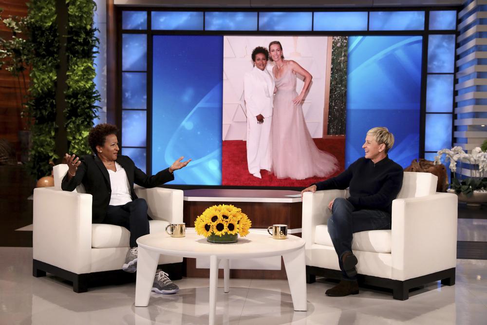 En esta fotografía del martes 29 de marzo de 2022 publicada por Warner Bros., la presentadora de un programa de entrevistas, Ellen DeGeneres, a la derecha, habla con Wanda Sykes, durante una grabación de "The Ellen DeGeneres Show" en el lote de Warner Bros. en Burbank, California. Recién presentada como anfitriona de la 94.ª entrega de los Premios de la Academia, Sykes hizo una aparición en "The Ellen DeGeneres Show" el martes y se transmitirá el jueves 7 de abril. Habló sobre el enfrentamiento entre Will Smith y Chris Rock.  (Michael Rozman/Warner Bros. vía AP)