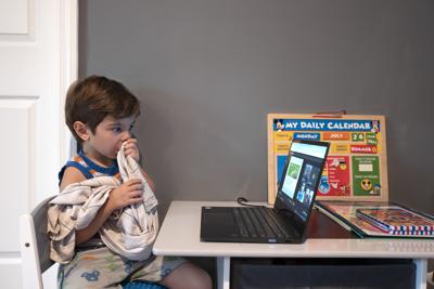 Logan Strauss, de 5 años, participa en una clase en línea desde su casa en Basking Ridge, Nueva Jersey, el miércoles 28 de julio de 2021. (AP Foto/Mark Lennihan)