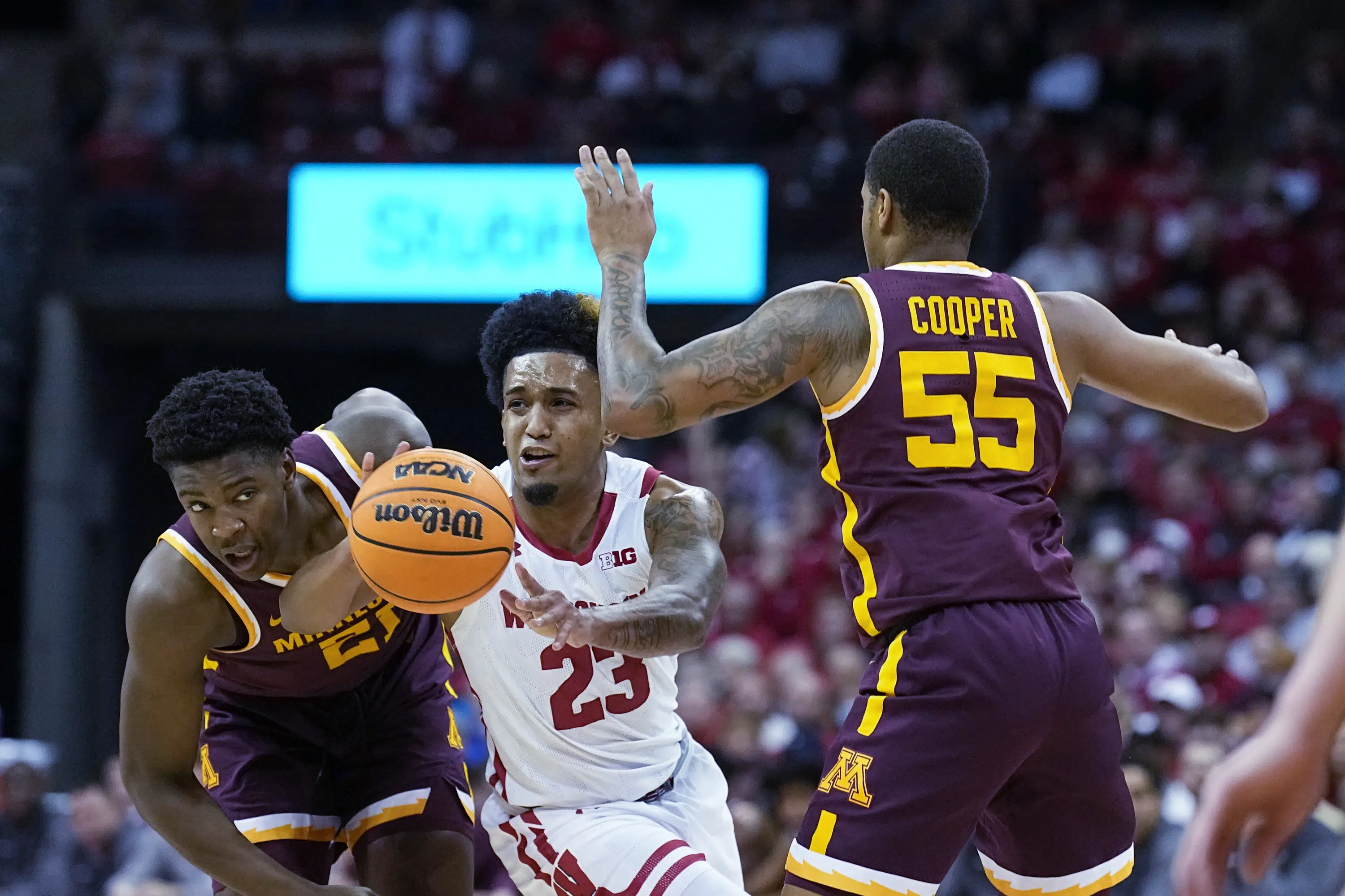 No. 14 Wisconsin holds off late push by Minnesota, 63-60
