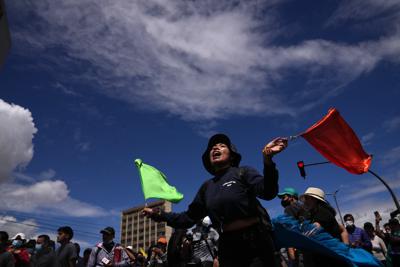 Estudiantes se suman a mujeres indígenas en una marcha en apoyo a las protestas y el paro nacional contra el gobierno del presidente Guillermo Lasso, a las afueras de la Universidad de Central, en Quito Ecuador, el sábado 25 de junio de 2022. (AP Foto/Dolores Ochoa)