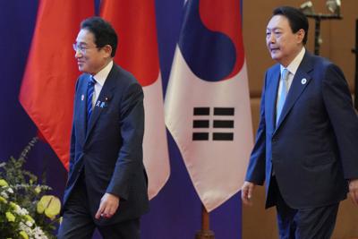 El primer ministro de Japón, Fumio Kishida, a la izquierda, y el presidente de Corea del Sur, Yoon Suk Yeol, durante la cumbre regional de la ASEAN en Nom Pen, Camboya, el sábado 12 de noviembre de 2022. ( Foto AP/Vincent Thian)