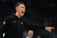El entrenador en jefe de los Brooklyn Nets, Steve Nash, argumenta una llamada durante la primera mitad de un partido de baloncesto de la NBA el miércoles 26 de octubre de 2022 en Milwaukee. (AP Photo/Morry Gash)