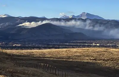 Un incendio arde al oeste de Boulder, Colorado, el lunes 19 de diciembre de 2022, lo que provocó una orden de evacuación limitada. (AP Foto/Dave Zelio)