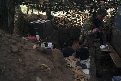 Un soldado ucraniano revisa las trincheras excavadas por los rusos en una zona recuperada por las troppas de Kiev en la región de Jersón, Ucrania, el 12 de octubre de 2022. (AP Foto/Leo Correa)