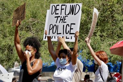 ARCHIVO - En esta foto del 3 de junio del 2020, manifestantes en Phoenix protestan contra la violencia policial, tras la muerte de George Floyd a manos de la policía en Minneapolis.  Luego de un año de protestas contra la brutalidad policial, algunos estados controlados por los republicanos han ignorado o bloqueado propuestas de reformas policiales y actuado en dirección opuesta, otorgando más poderes a los policías, haciendo más difícil penalizarlos y expandiendo su autoridad para reprimir manifestaciones. (AP Foto/Matt York)