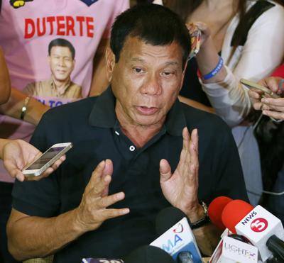 ARCHIVO - En esta imagen de archivo del 29 de abril de 2016, el entonces candidato a la presidencia Rodrigo Duterte responde a preguntas de los medios en Manila, Filipinas. (AP Foto/Bullit Marquez, Archivo)