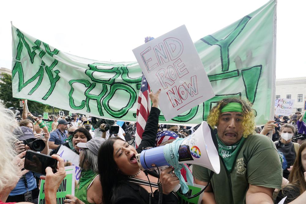 La gente protesta por el aborto, el viernes 24 de junio de 2022, frente a la Corte Suprema en Washington.  (Foto AP/Steve Helber)