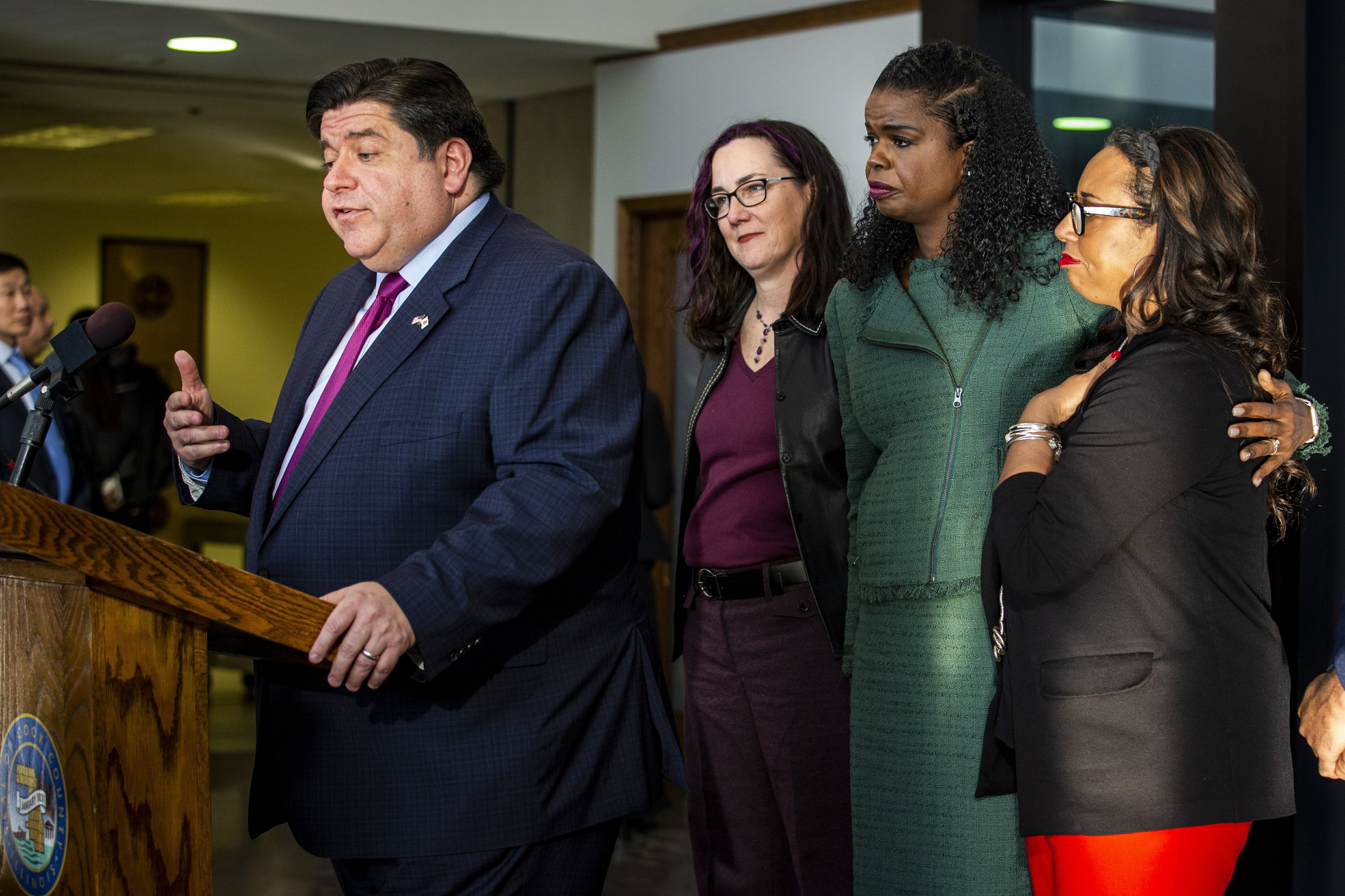 Illinois governor clears thousands of marijuana convictions | AP News