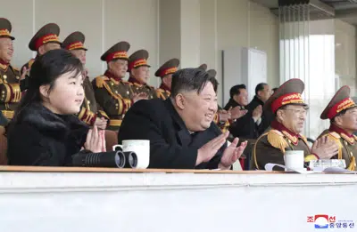 Esta imagen, distribuida por el gobierno de Corea del Norte, muestra al líder del país, Kim Jong Un (centro), y a su hija (izquierda) en una competición deportiva con miembros del gobierno y del Ministerio de Defensa Nacional, en una ubicación no revelada en Corea del Norte, el 17 de febrero de 2023. (Agencia Central de Noticias de Corea /Korea News Service vía AP)