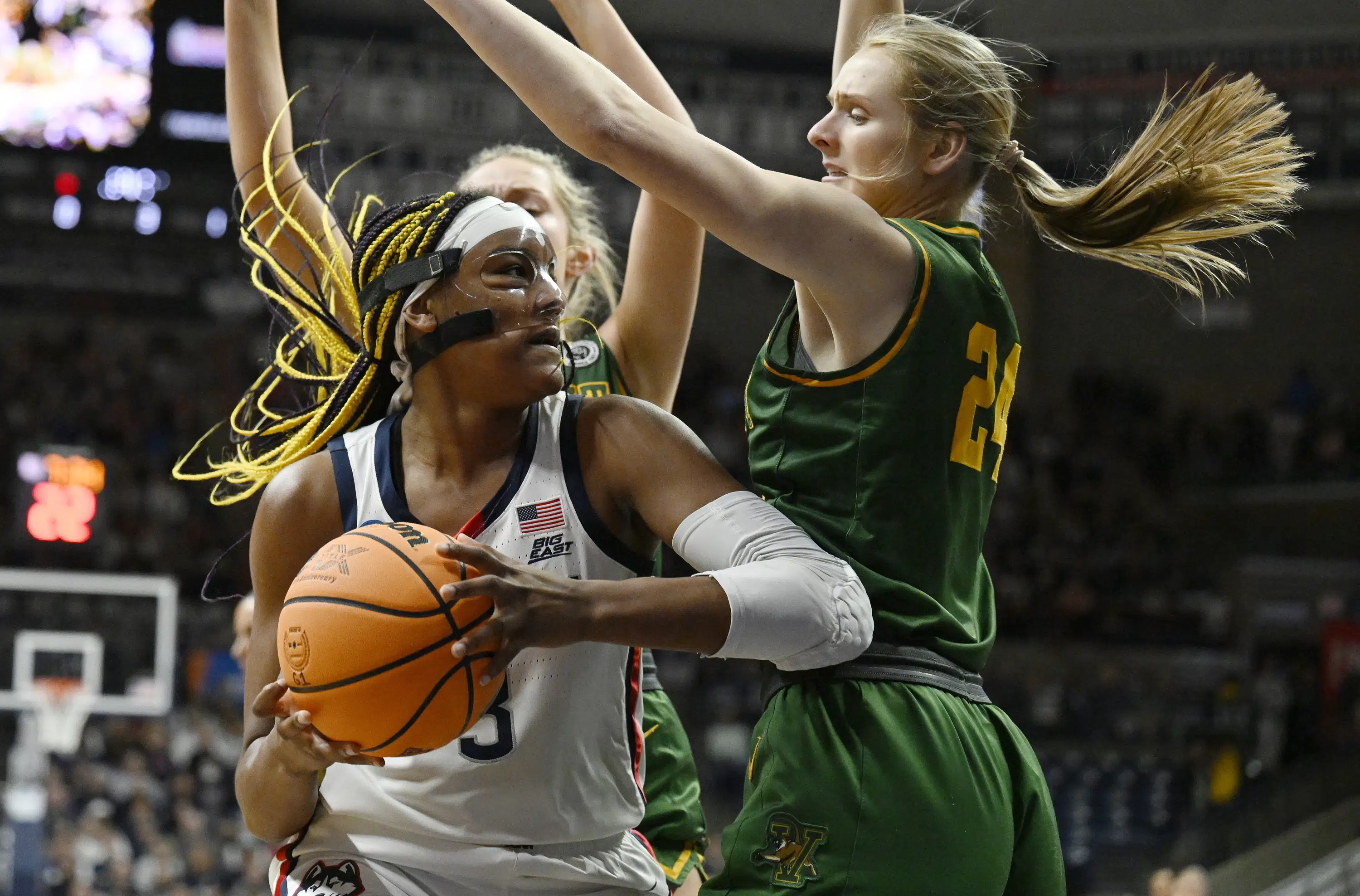 UConn opens March Madness run with 95-52 rout of Vermont