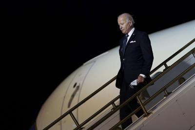 El presidente de Estados Unidos, Joe Biden, baja las escaleras del Air Force One en la Base Aérea de Dover, Delaware, el jueves 2 de junio de 2022, mientras se dirige a Rehobeth Beach, Delaware, para pasar el fin de semana. (AP Foto/Susan Walsh)