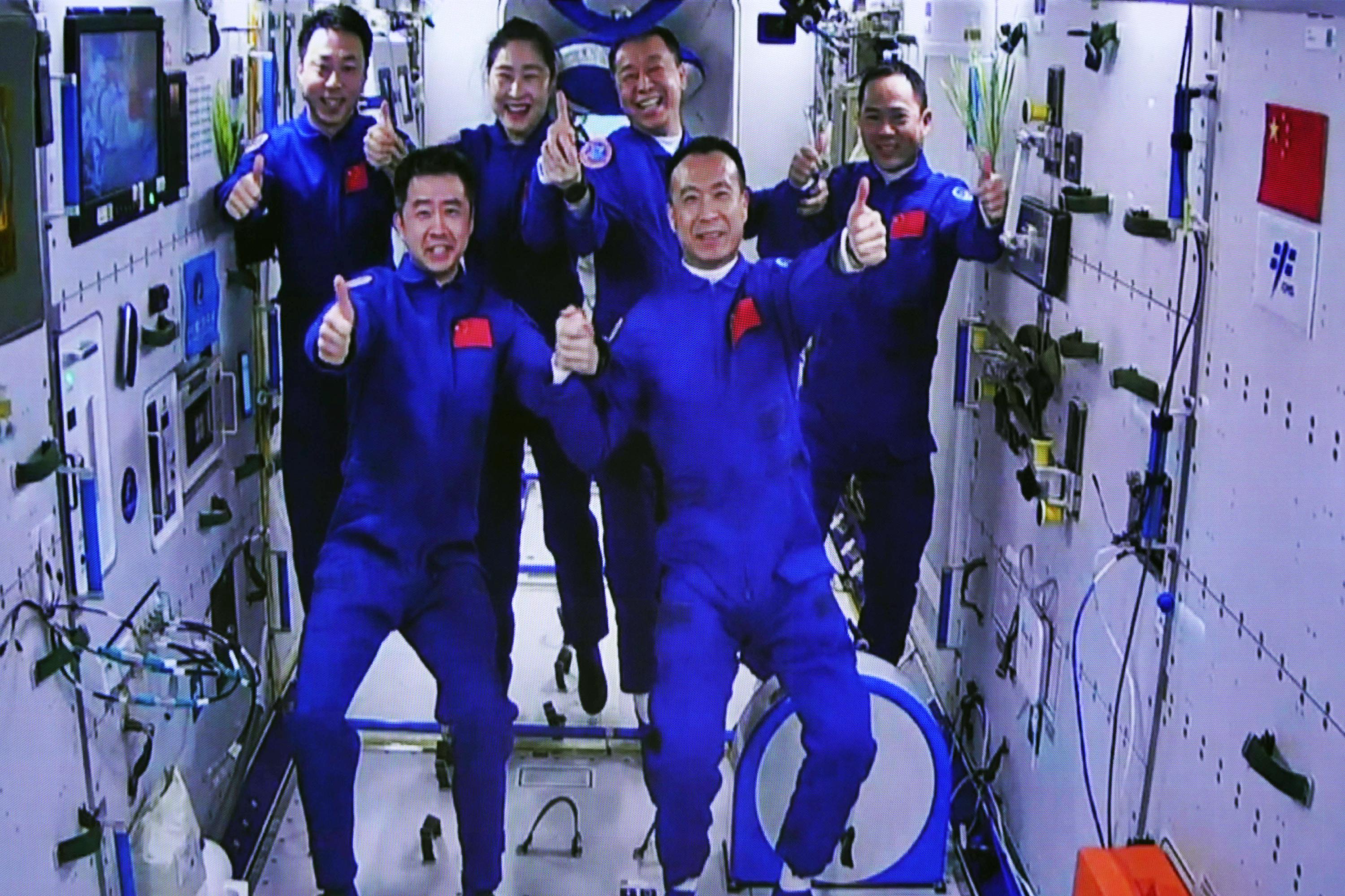 Chinese spaceship with 3 aboard docks with space station - The Associated Press - en Español