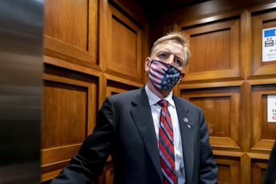 El legislador republicano Paul Gosar se dirige a la Cámara de Representantes antes de la sesión en la cual se aprueba amonestarlo por tuitear un video animado en el que aparece atacando a la representante demócrata Alexandria Ocasio-Cortez con una espada, en el Capitolio, Washington, 17 de noviembre de 2021. (Foto AP / J. Scott Applewhite)