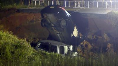 Foto de la carretera destuida cerca de Lucedale, Mississippi, el 31 de agosto de 2021. Foto tomada de video, suministrada por la emisora WLOX-TV. (WLOX-TV via AP)