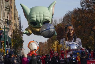 Un globo y carros alegóricos se desplazan en el desfile del Día de Acción de Gracias de Macy's, el jueves 25 de noviembre de 2021, en Nueva York. (AP Foto/Seth Wenig)