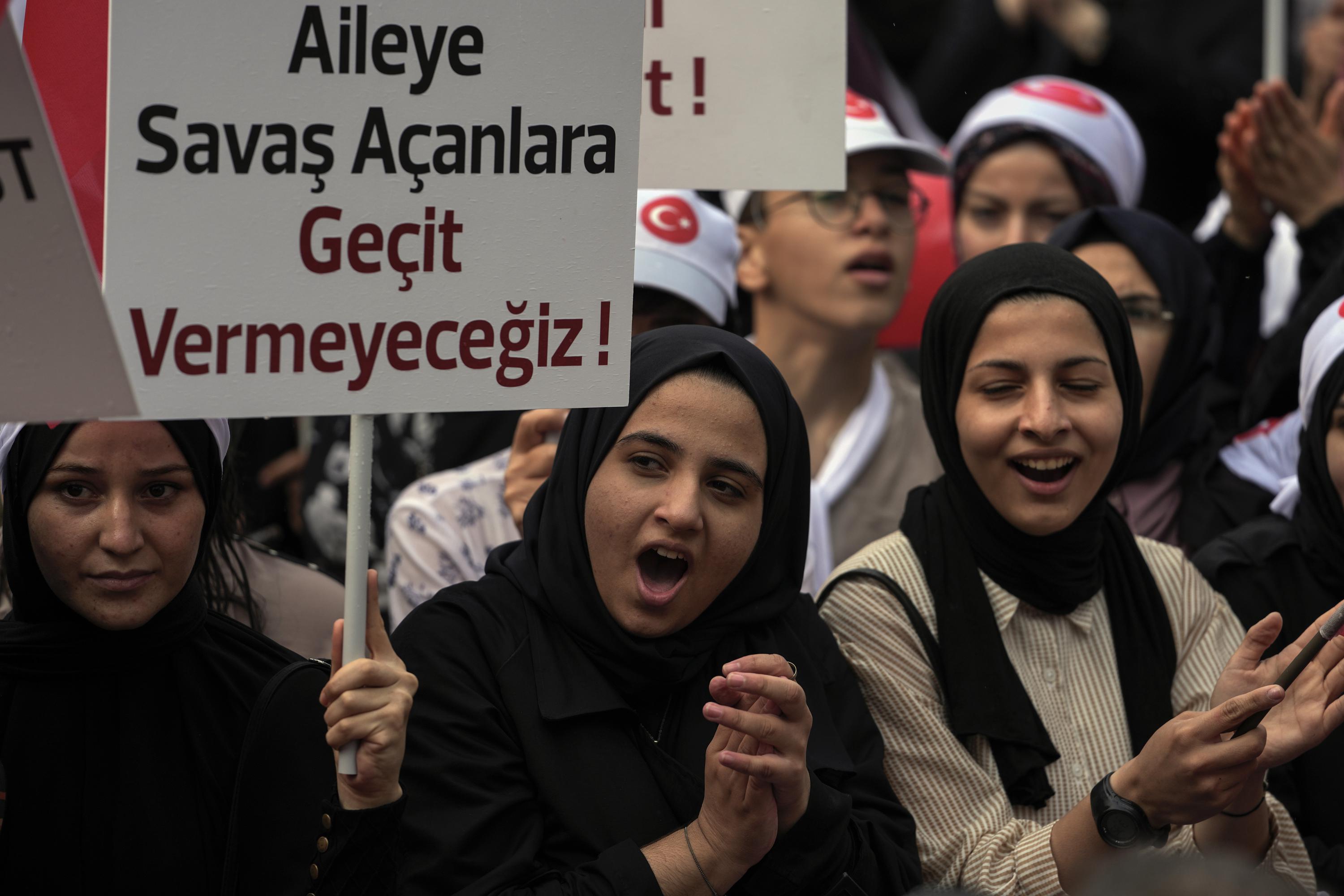 Thousands march in Turkey to demand ban on LGBTQ groups