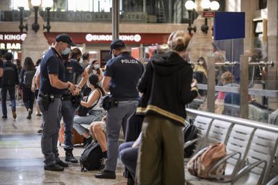 Agentes de policía italianos realizan controles en la estación ferroviaria central en Milán, miércoles 1 de septiembre de 2021. El gobierno ha prometido reprimir a manifestantes que intenten bloquear trenes al entrar en vigor la norma que requiere estar vacunado o dar negativo en un test de COVID-19 para poder viajar en medios de transporte de larga distancia interior. (Claudio Furlan/LaPresse via AP)
