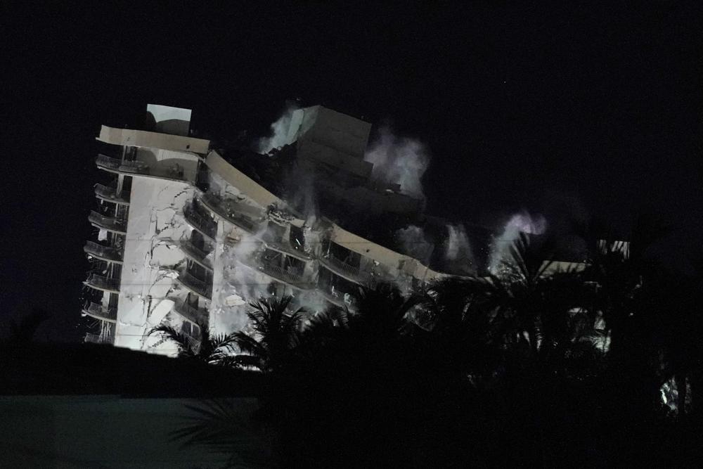 Asciende a 32 personas la cifra de víctimas en el edificio colapsado en Surfside, Florida 2 Demolition teams bring down the unstable remainder of the Champlain Towers South condo building, late Sunday, July 4, 2021, in Surfside, Fla. The work to demolish the remains had suspended the search-and-rescue mission, but officials said Sunday it should eventually open up new areas for rescue teams to explore. (AP Photo/Wilfredo Lee)