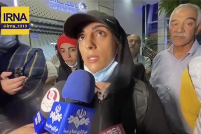 En esta imagen de un video de la agencia noticiosa estatal iraní IRNA, la escaladora competitiva Elnaz Rekabi habla con la prensa en el Aeropuerto Internacional Imán Jomeini en Teherán, Irán, miércoles 19 de octubre de 2022. Rekabi recibió una bienvenida digna de una heroína al regresar a Teherán el miércoles luego de competir en Corea del Sur sin el velo obligatorio requerido a las deportistas por la República Islámica.(IRNA via AP)