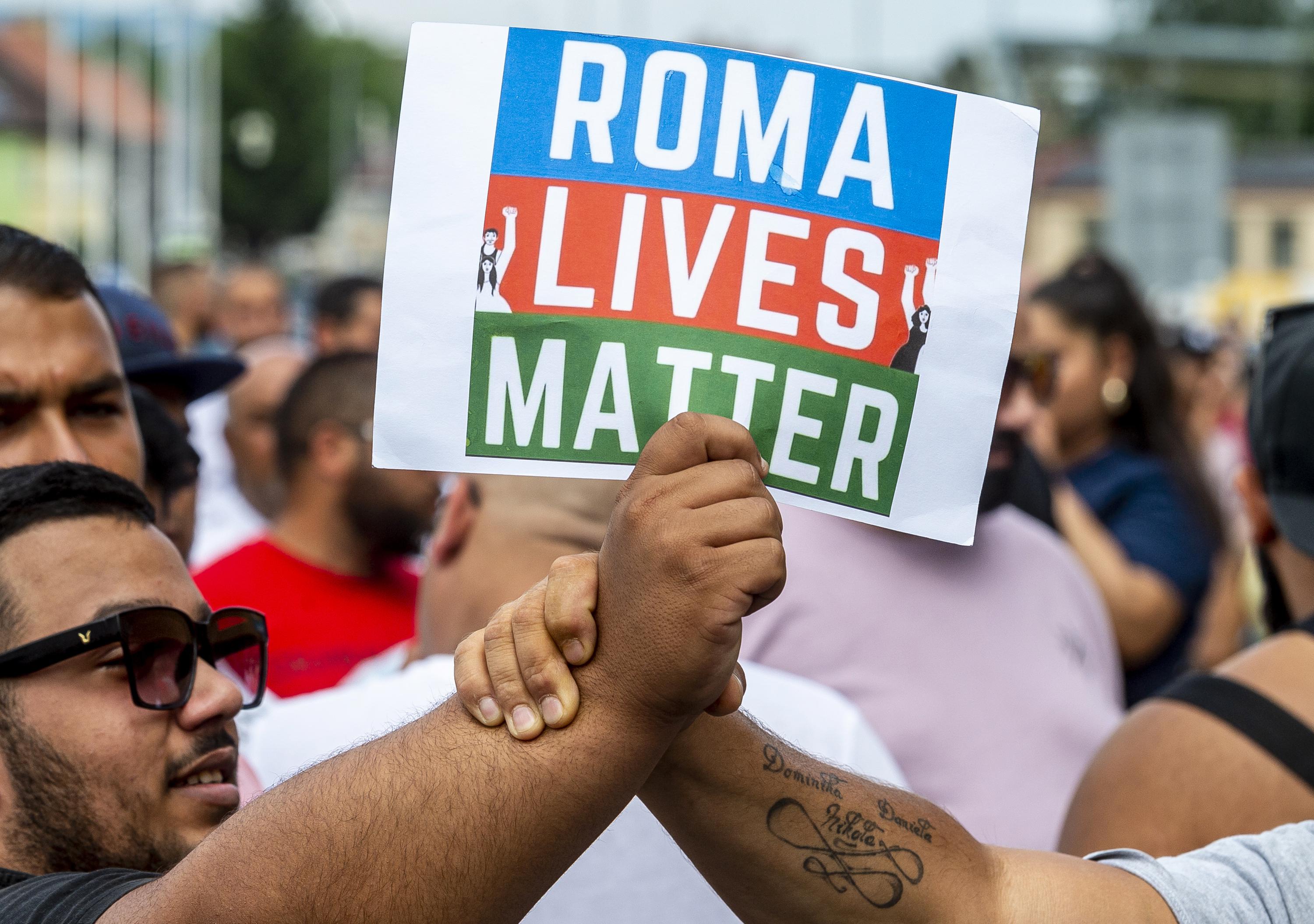 Hundreds Protest Against Czech Police Over Roma Mans Death 