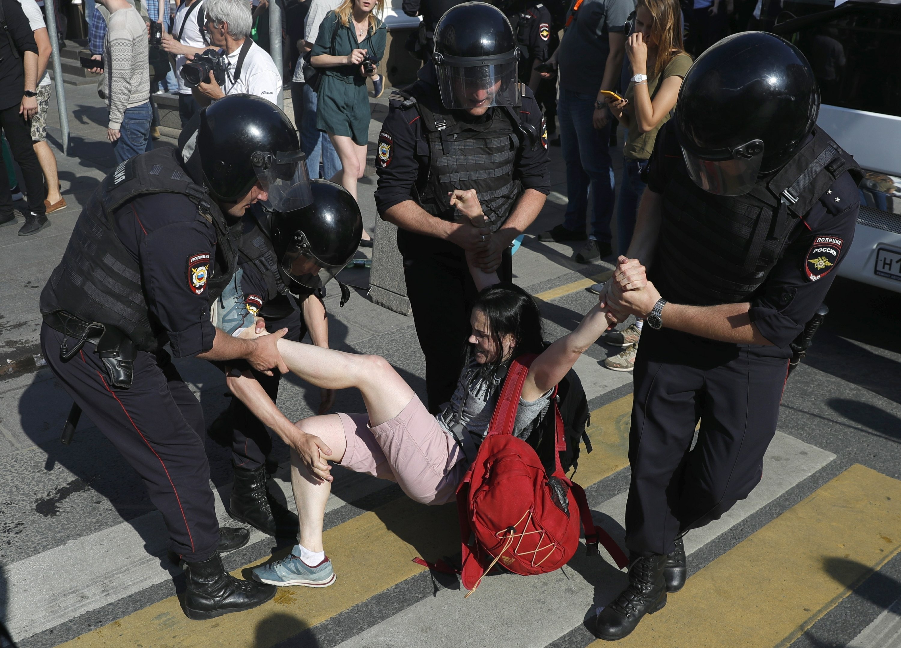 Полиция избила человека. Полицейский избивает человека.