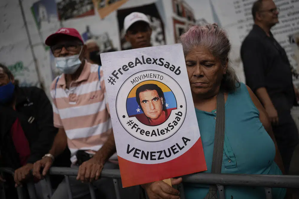 Una mujer lleva un afiche que muestra al empresario colombiano Alex Saab en una manifestación callejera, en demanda de su liberación, el viernes 16 de diciembre de 2022, en Caracas, Venezuela. (AP Foto/Matías Delacroix)