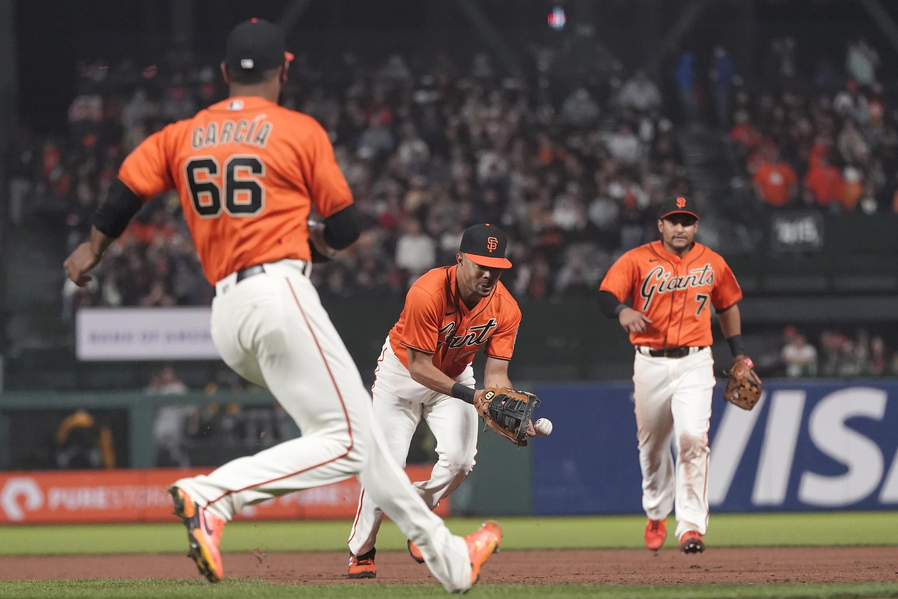 Reynolds HR, Pirates stop 4-game skid, beat Giants 6-4 - Vimarsana News