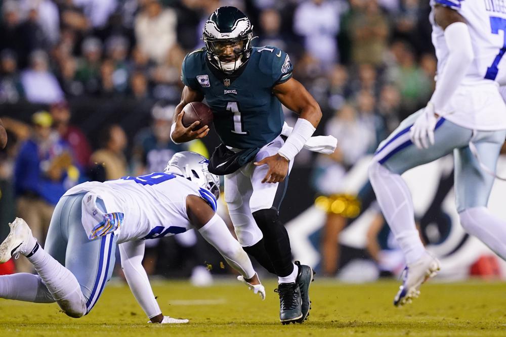 Jalen Hurts de los Philadelphia Eagles corre con el balón durante la segunda mitad de un partido de fútbol americano de la NFL contra los Dallas Cowboys el domingo 16 de octubre de 2022 en Filadelfia. (Foto AP/Matt Rourke)