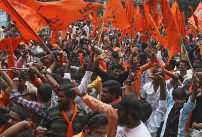Una multitud de hindúes participa en una procesión religiosa durante un festival en Hyderabad (India) el 16 de abril del 2022. A menudo, en estos festivales suenan canciones de música "pop azafrán" con letras que alientan la violencia contra los muslmanes. (AP Photo/Mahesh Kumar A.)
